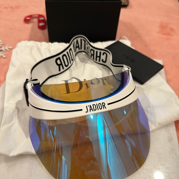 The blue mirror visor protects against UVA and UVB rays. - Picture 7 of 8